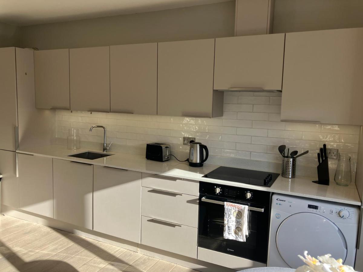 Apartament Splendid 2 Bed Flat With Private Terrace In Wimbledon - 2 The Queens Londyn Zewnętrze zdjęcie