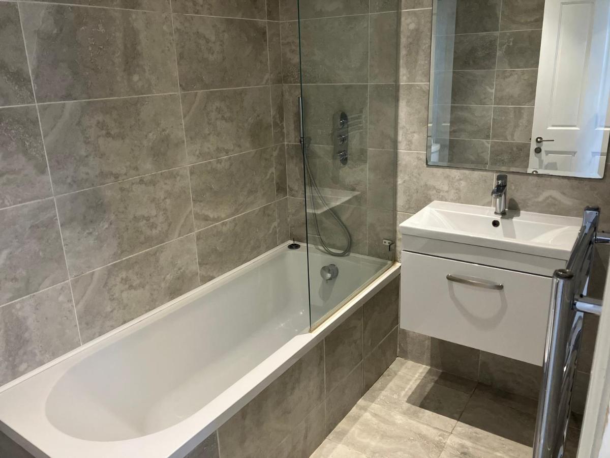 Apartament Splendid 2 Bed Flat With Private Terrace In Wimbledon - 2 The Queens Londyn Zewnętrze zdjęcie